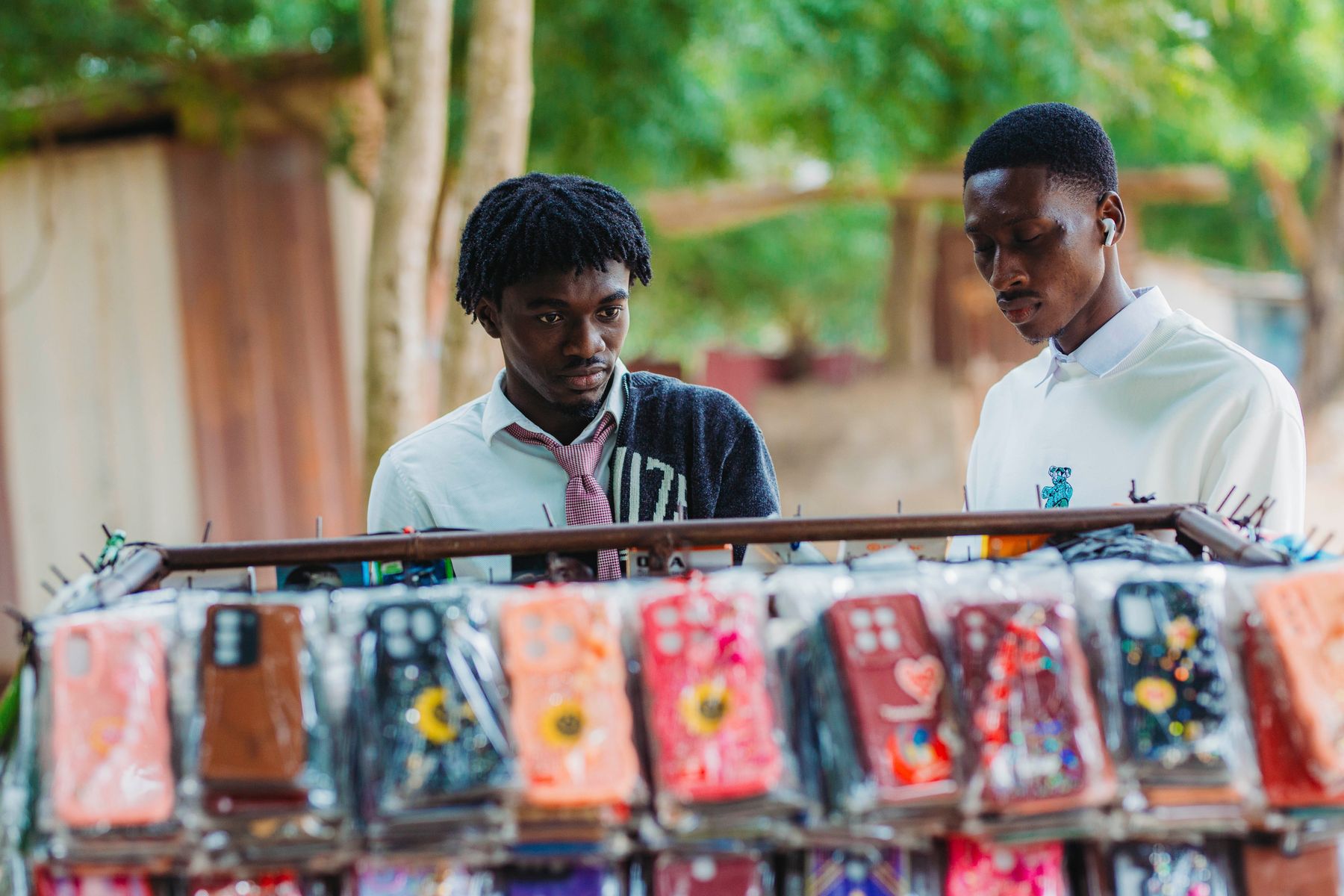 Vendeurs de coques de téléphone au marché