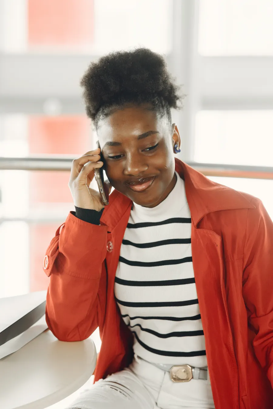 Une commerçante au téléphone avec une cliente