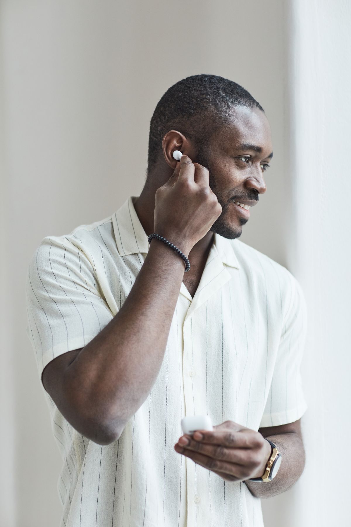 Client qui met ses écouteurs sans fil